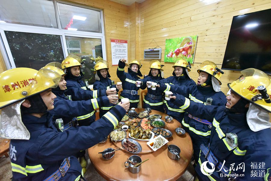 南靖縣消防救援大隊(duì)吃年夜飯 余杉芳攝