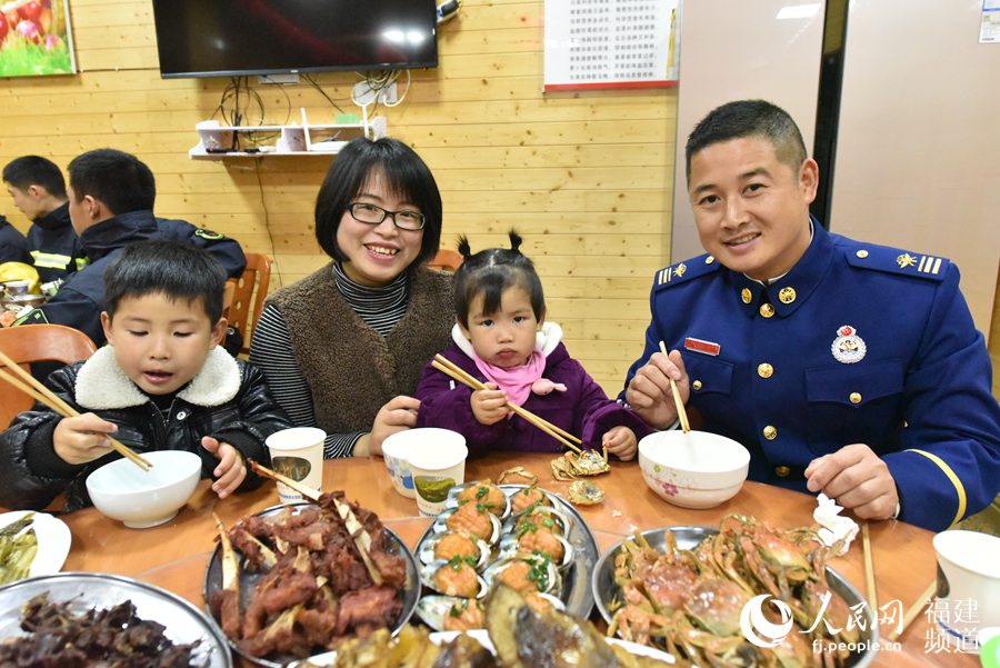 賴建華的妻兒是春運(yùn)的逆行者，今年過(guò)年來(lái)到大隊(duì)和他一起過(guò)年。 余杉芳攝