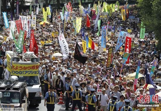 資料圖：當(dāng)?shù)貢r(shí)間7月16日，日本東京爆發(fā)“再見核電站”大集會(huì)。據(jù)主辦方透露，約有17萬人參加了此次活動(dòng)。集會(huì)者呼吁關(guān)閉日本所有核電站，實(shí)現(xiàn)“無核化”。