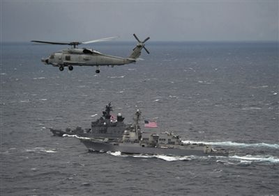 2011年1月10日，美國海軍驅逐艦與日本海上自衛(wèi)隊“鞍馬”號驅逐艦在日本長崎縣附近海域舉行聯(lián)合海上演習。資料圖片