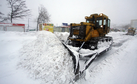 鏟車在清理俄羅斯道路上的積雪。