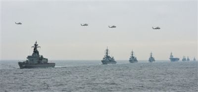 2012年10月14日，日本海上自衛(wèi)隊舉行閱艦式。2013年，日本自衛(wèi)隊時隔11年首增防衛(wèi)預算。資料圖片