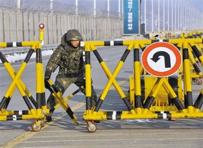 2月13日，朝韓邊境，韓國(guó)方面在通往朝鮮金剛山工業(yè)園區(qū)的韓國(guó)道路上設(shè)置路障。