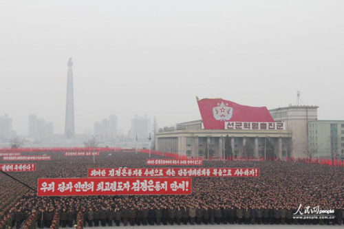 2013年2月14日，朝鮮在首都平壤的金日成廣場(chǎng)舉行了超過10萬人參加的平壤市軍民聯(lián)歡大會(huì)，慶祝第三次地下核試驗(yàn)成功。攝影：人民網(wǎng)記者 王莉