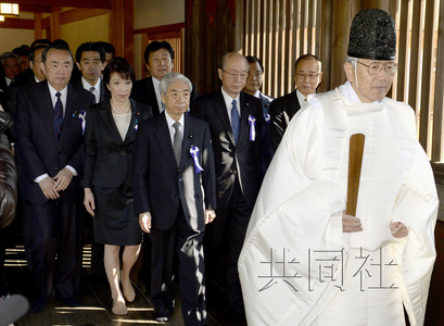 4月23日上午，跨黨派議員團(tuán)體“大家參拜靖國神社國會議員會”成員參拜了靖國神社。圖中左三為會長尾辻秀久。