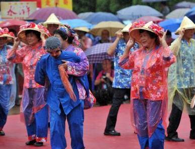 海峽客家風(fēng)情節(jié)開幕兩岸民俗風(fēng)情在土樓前上演