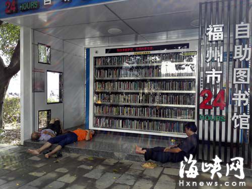 楊橋路邊的自助圖書館，工人占道休息