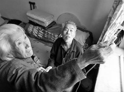 　　李功捷在家里打著點(diǎn)滴，已經(jīng)80歲的母親李淑芳說，就算是到了100歲也要照顧好這個(gè)兒子。 記者 王迪 攝