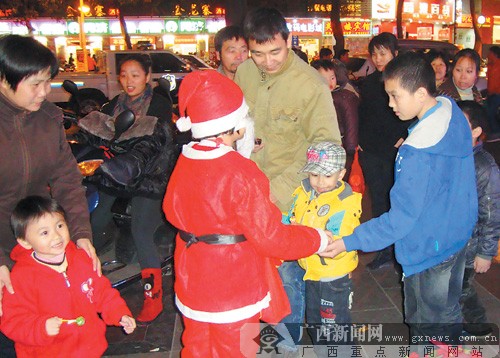 小嘉璐正在街上派送禮物。 記者 趙敏攝