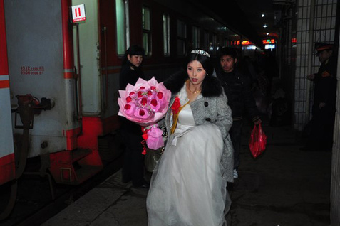 新娘穿婚紗坐火車回婆家 引路人圍觀祝福 