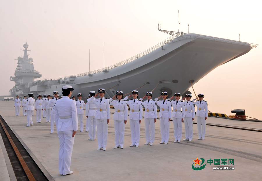 遼寧艦女艦員在進(jìn)行隊列訓(xùn)練。本網(wǎng)通訊員 張凱 攝