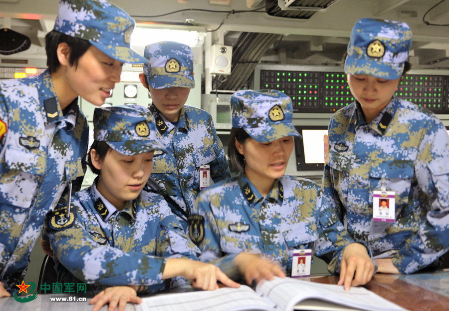 遼寧艦女艦員共同學(xué)習(xí)專業(yè)知識。本網(wǎng)通訊員 王松岐 攝