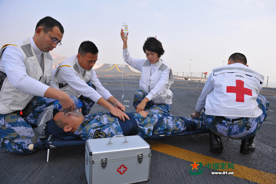 遼寧艦女艦員任穎琦參加戰(zhàn)傷救護演練。本網(wǎng)通訊員 張凱 攝