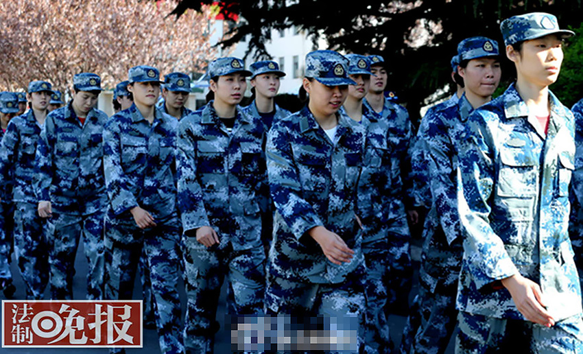 圖為女排姑娘在空軍訓(xùn)練基地進(jìn)行軍訓(xùn)。