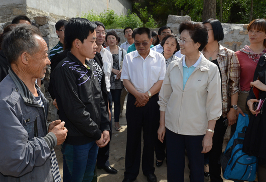 宋秀巖在白石口村深入農(nóng)戶慰問貧困兒童，了解孩子學(xué)習(xí)生活情況，鼓勵(lì)孩子自強(qiáng)奮進(jìn)。記者 徐建軍 攝