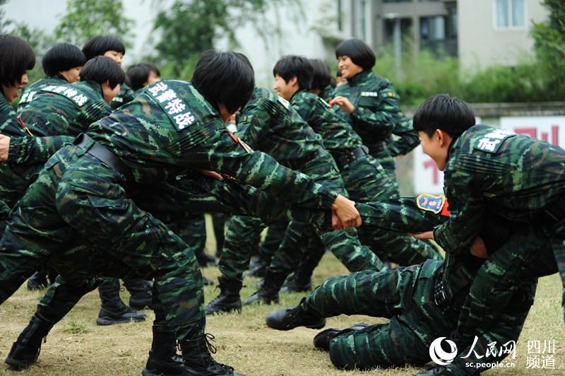 即將退伍的女兵們，訓練場上玩的很開心。（圖片由四川武警涼山支提供）