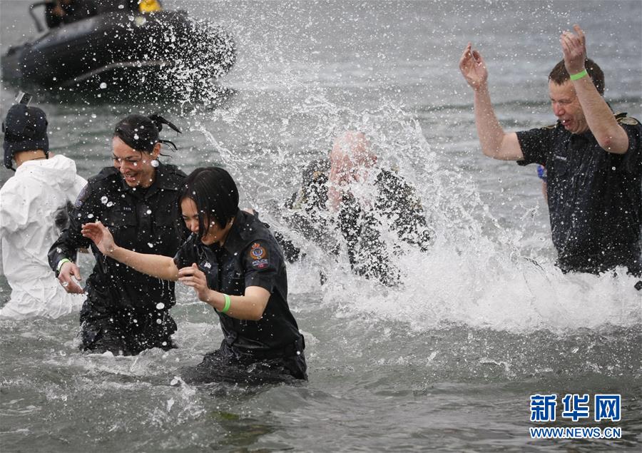 （體育）（2）溫哥華警察冬泳為特奧會籌款