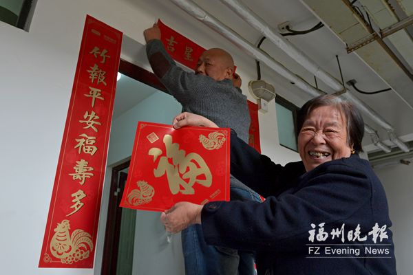 在女兒家住了8年后 74歲依姆搬進公租房倍感溫馨