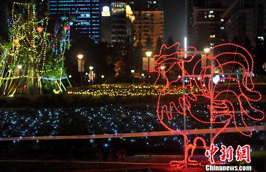 2月7日晚，福州溫泉公園里各種彩燈將公園裝扮的流光溢彩?！埍蟆z