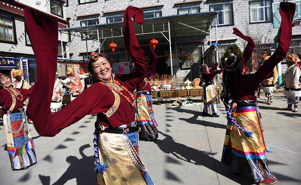 2月27日，拉薩市城關(guān)區(qū)阿壩林卡社區(qū)老年文藝隊(duì)表演舞蹈。